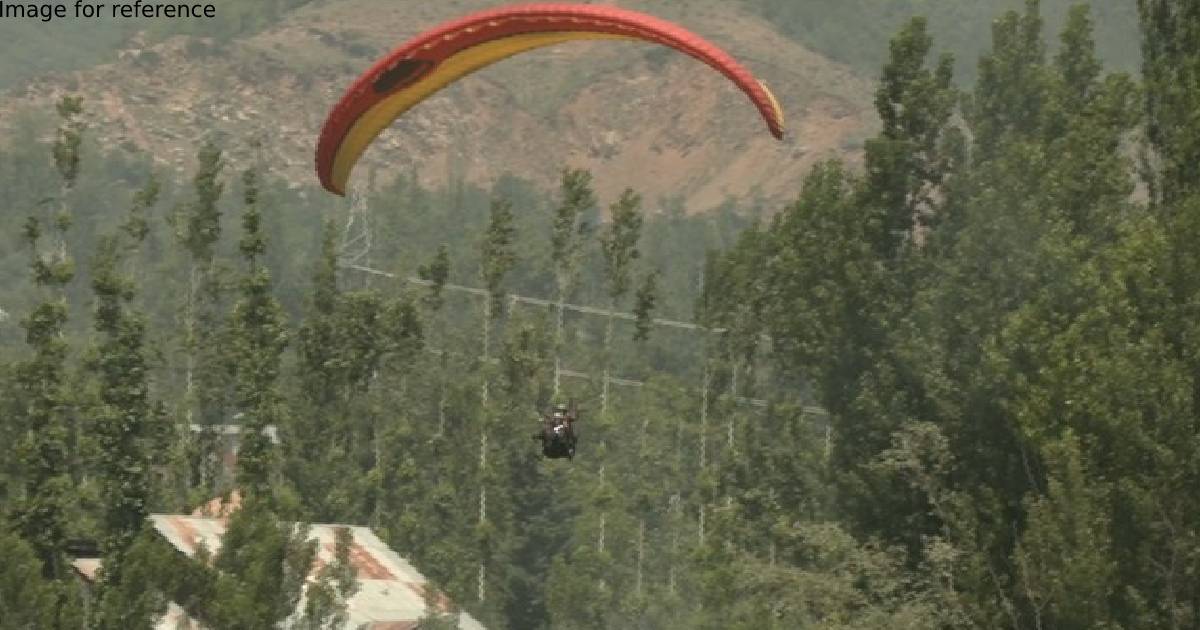 J-K: Tourists, locals enjoy adventure paragliding in Srinagar